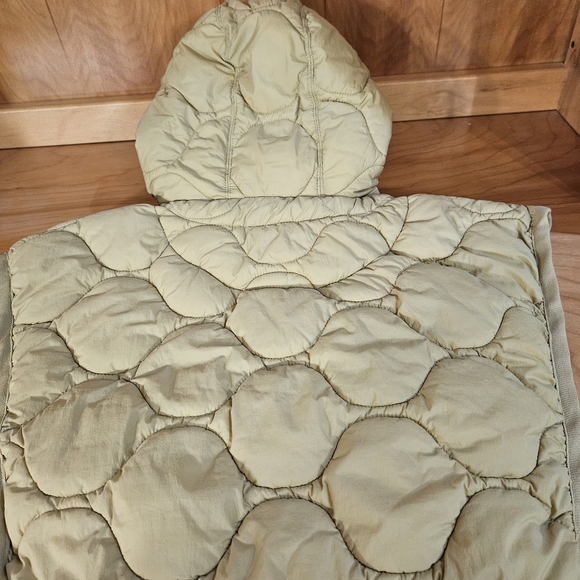 OS FreePeople Poncho. Pale Green. Hooded. Snap Closure. Pocket. Quilted. Short - Picture 7 of 10